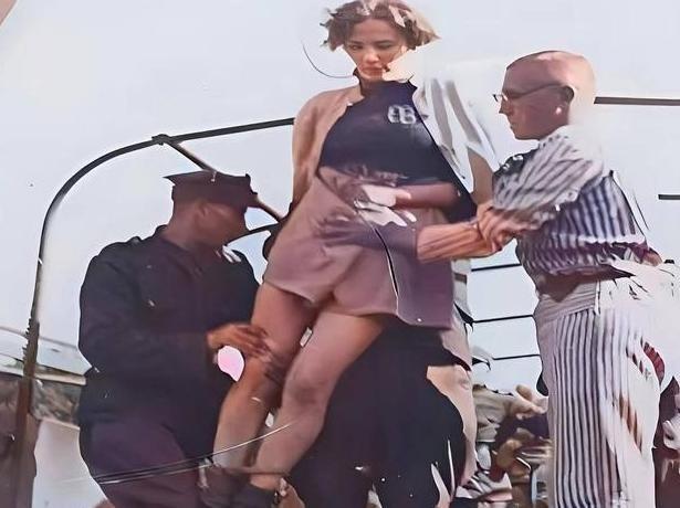 1946年，波兰刑场，一名德国女人温热的尸体被几个警察从绞刑架上抱了下来，看上去