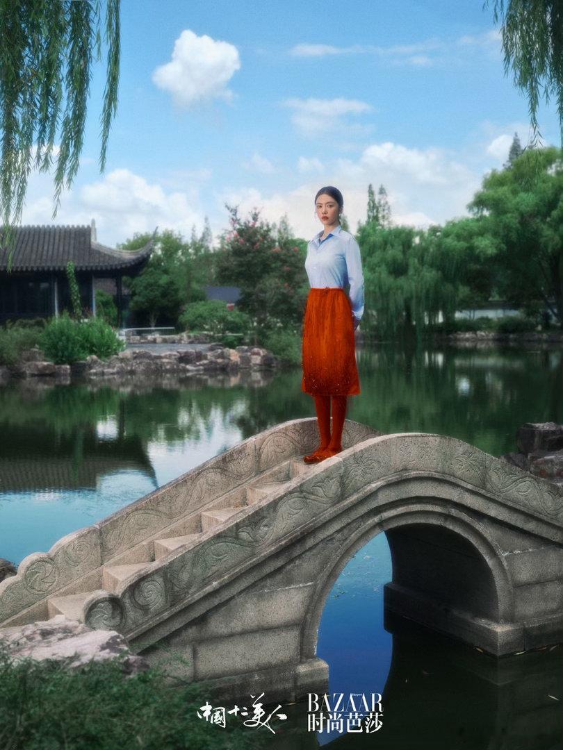 张悦拍的蔡文静没认出蔡文静张悦拍的蔡文静，红裙墨镜造型氛围感浓烈，和温婉江南景色