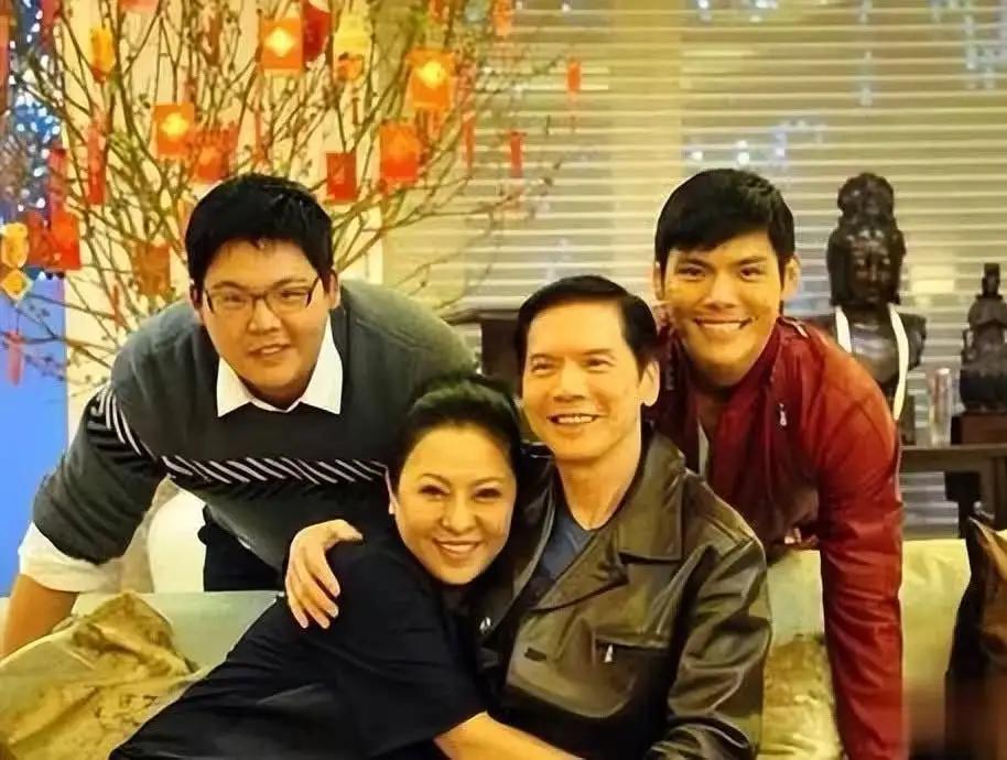 如果你仔细想一下，
会发现一个问题，
那就是向佐和向佑差距这么大，最大的原因应该