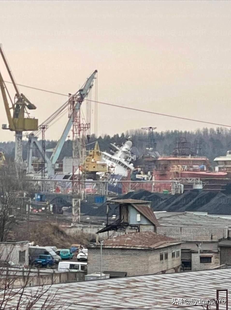 🇺🇦🇷🇺由于乌克兰无人机对列宁格勒州维堡造船厂发动袭击，一艘最先进的23