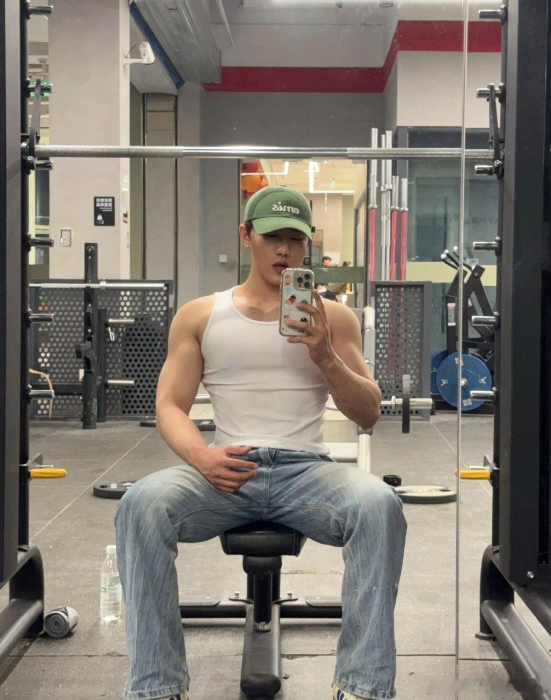 提高免疫力的三个方法加强体育锻炼，加油吧少年。 