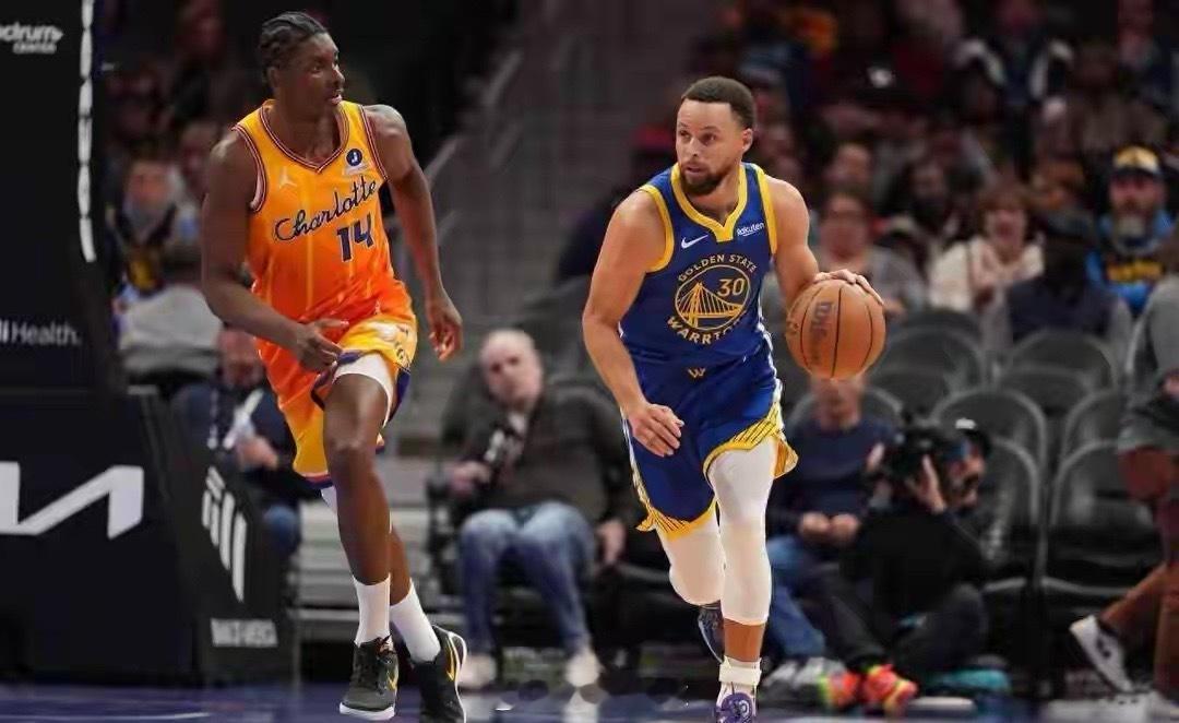 NBA常规赛勇士132-125客场逆转黄蜂豪取两连胜，全队轰进24记三分压制对手