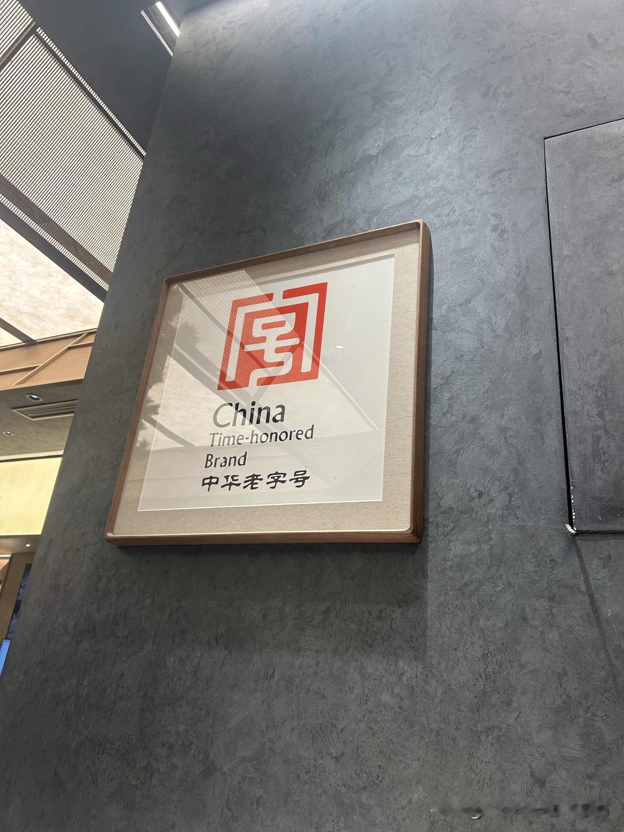 一个人决定把生活过得灿烂，山无遮，海无拦，一直追着光走的人，终有一天会变得光芒四