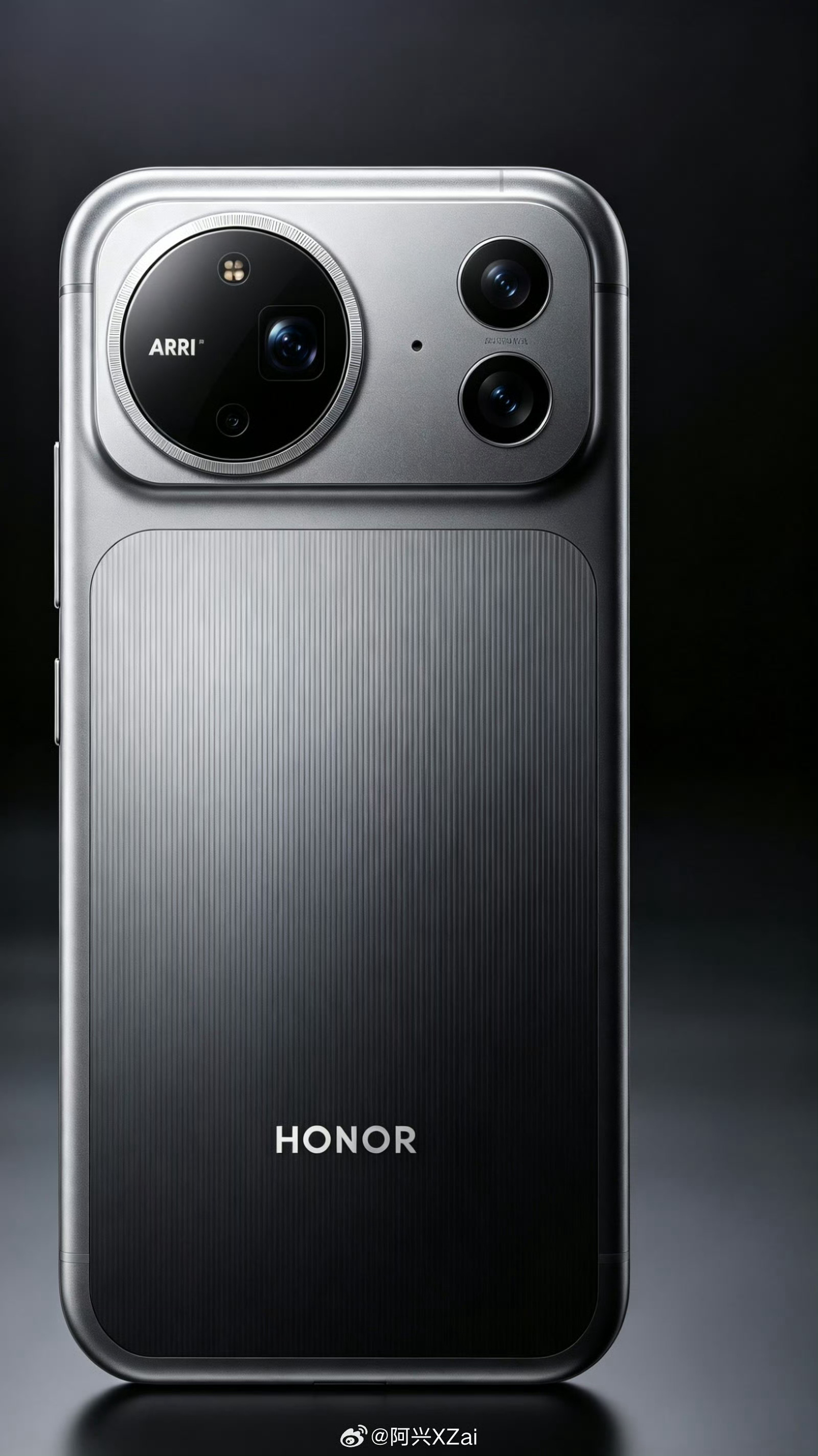 这图是拿iPhone P的吗？ 
