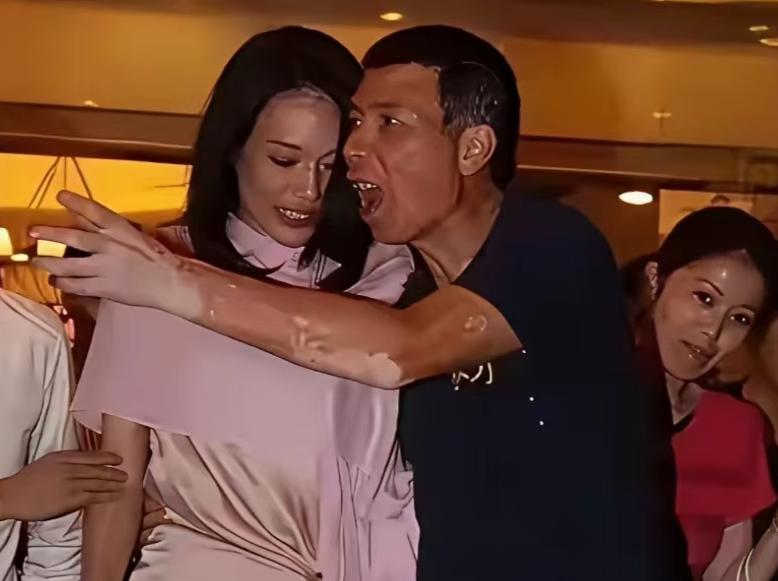 与导演冯小刚同框的这位女明星是谁？你能一眼认出她吗？不过，冯导的那张大嘴和那只粗