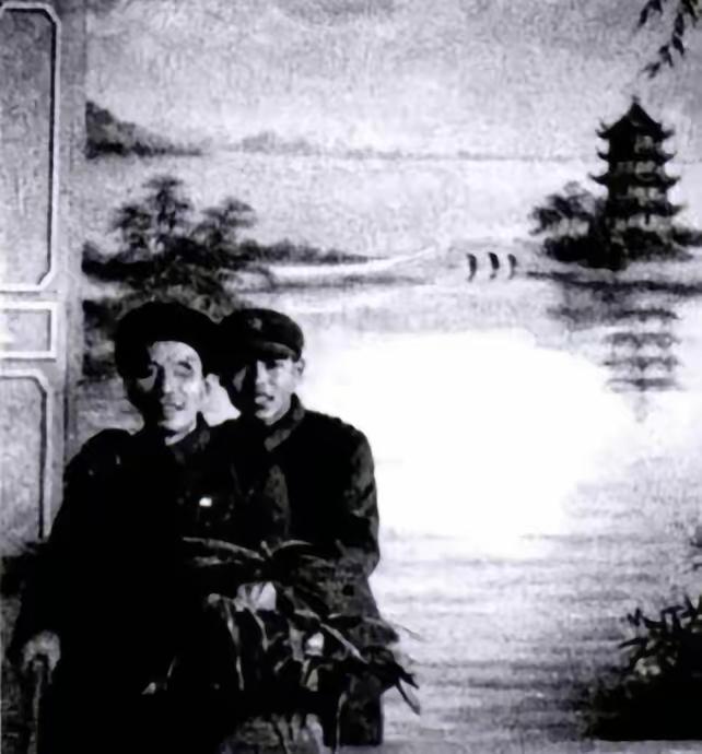 1977年，北京。粟裕刚吃完午饭，正坐在椅子上歇口气，突然听见随员跑进来报告：“