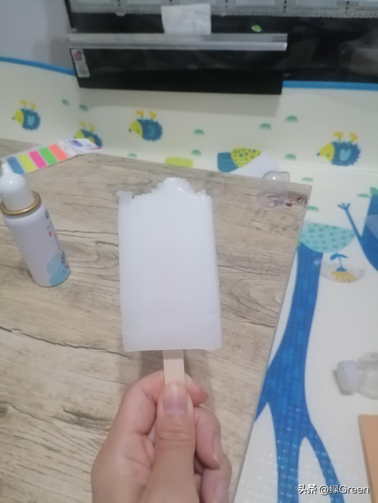 晚上我老公给女儿打电话，聊几句后叫我去买饮料、雪糕请小朋友吃。我就突然意识到自己