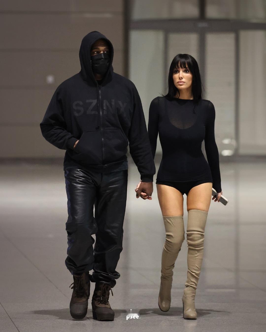 侃爷和老婆比安卡首尔新街拍📷 