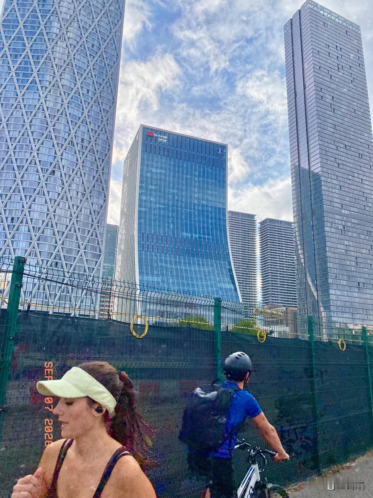 今日晨跑随手拍：持续长高着的伦敦新金融城