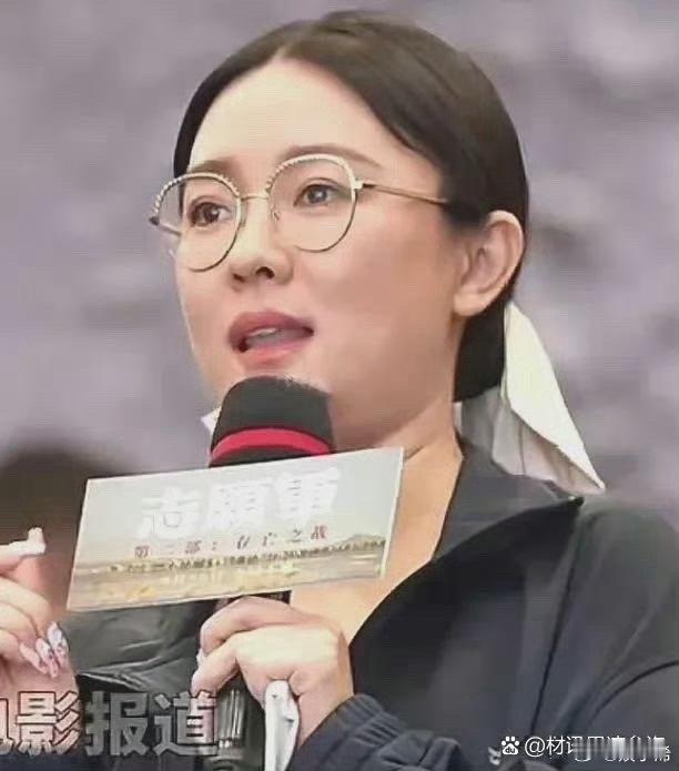 霍思燕现在的状态看起来健康又自然，直接素颜出镜，没有化妆的样子也挺好看的 