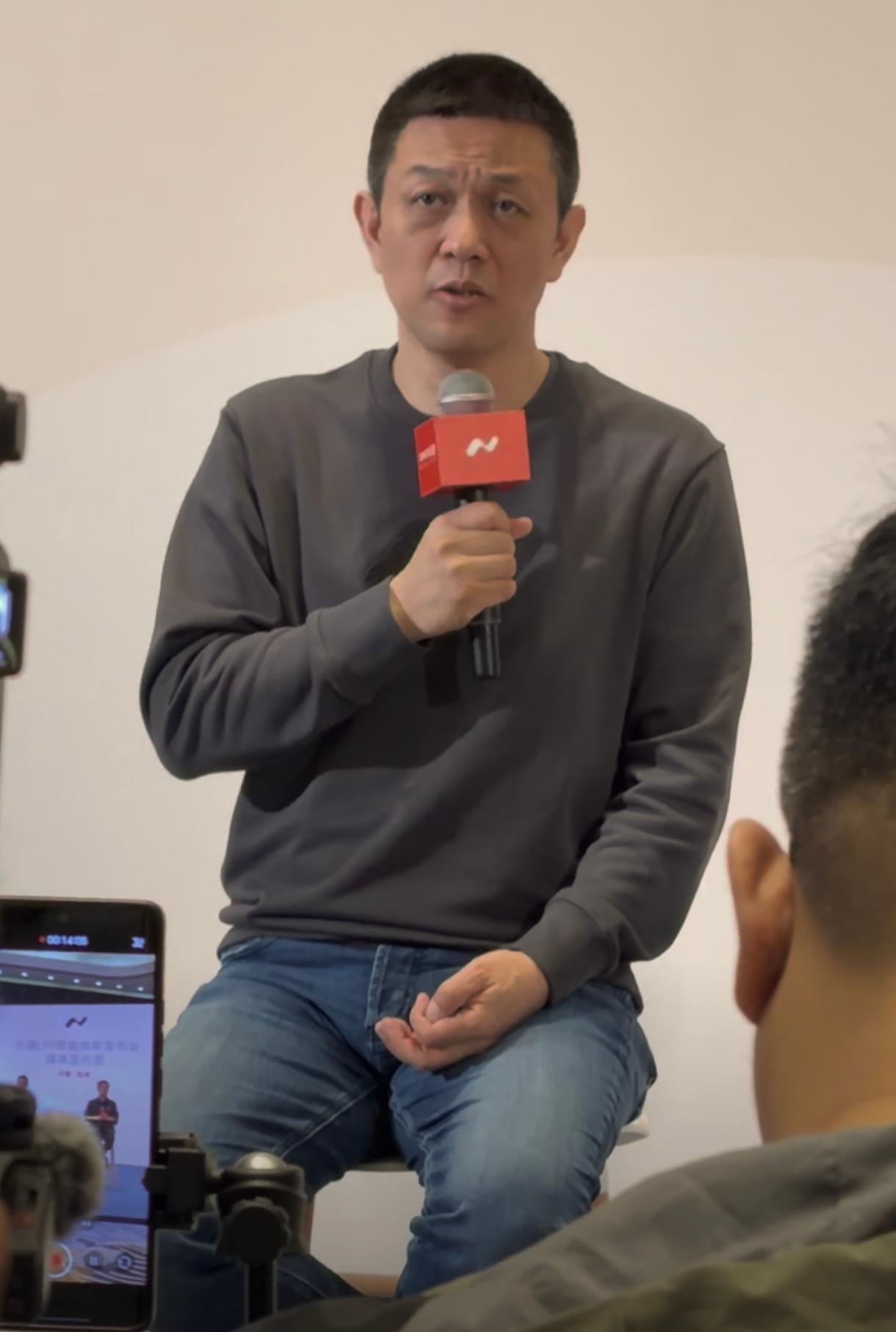 李斌这话，直接戳中了新能源行业的遮羞布。
 
近日，蔚来创始人李斌在采访中直言：