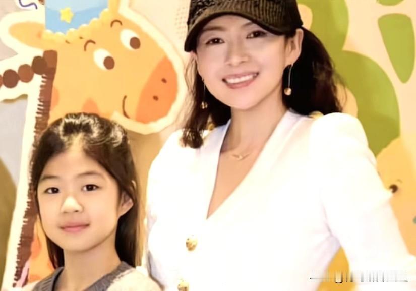 汪峰连发两条动态，藏着离婚后最体面的父爱。
女儿醒醒的钢琴演出，他比谁都激动。带
