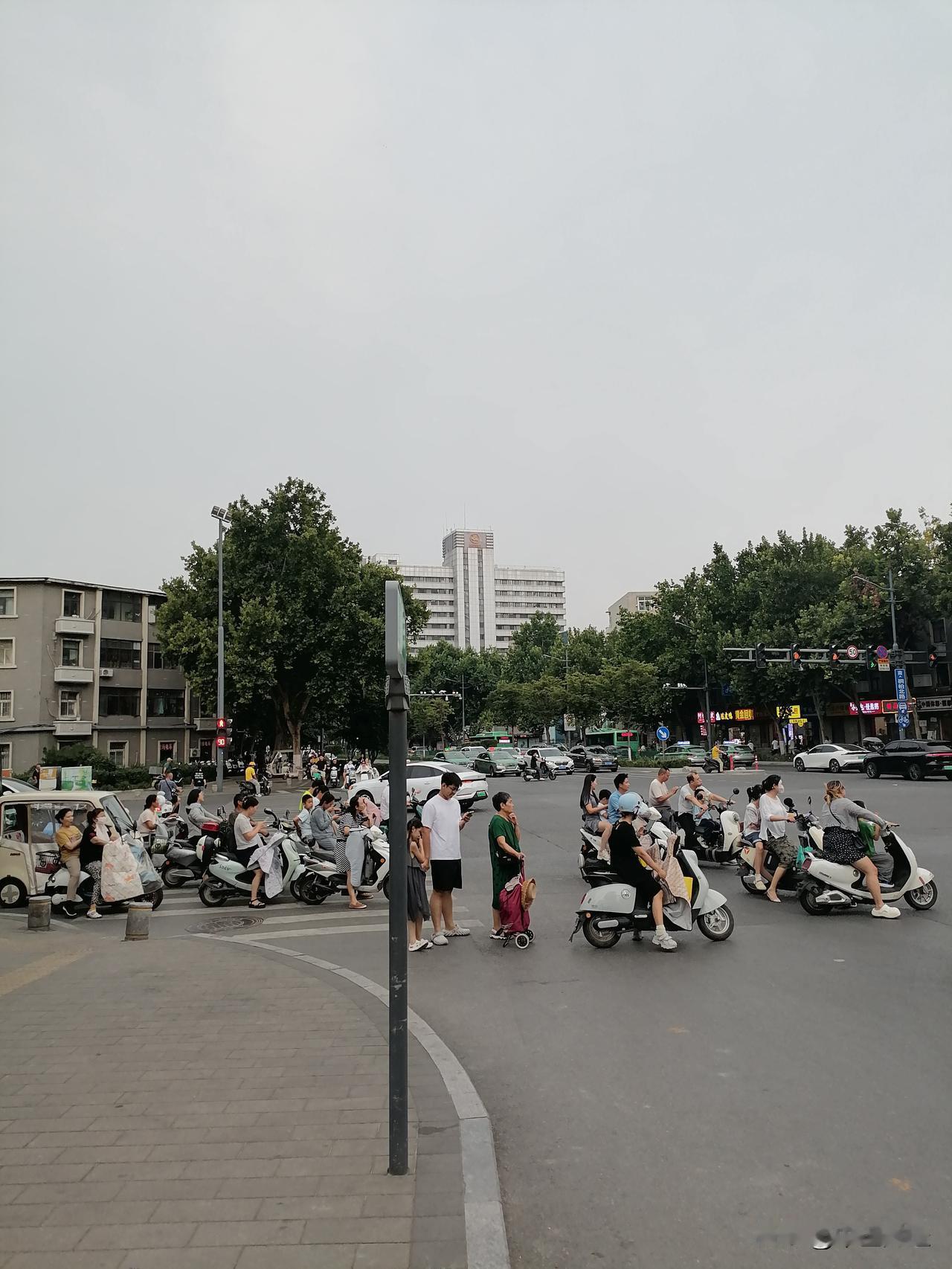 为什么越来越多的人抵触物业?服务标准模糊或者服务质量非常差，乱涨价，乱收费，其占