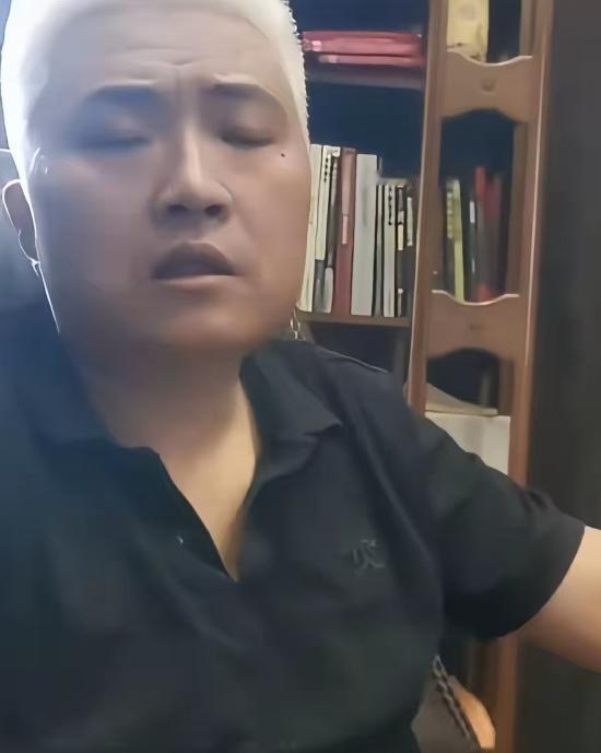 长沙闵先生车位被占8天，终于在街道、司法所和女车主单位十几人调解下拆了U型钢管，