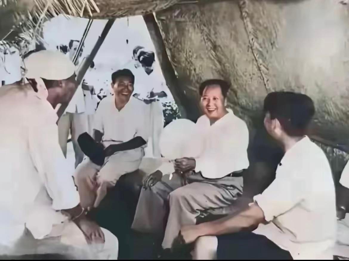 这是1958年，毛主席在山东济南历城县农村视察，在田间简易的看庄稼草棚里，手摇蒲