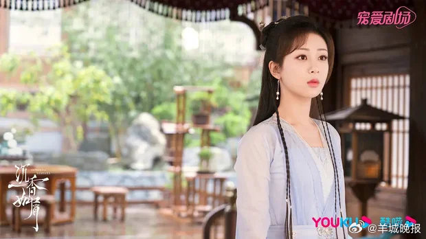 【#杨紫的角色与花太有缘了#】许多角色皆与 “花” 结缘。《香蜜沉沉烬如霜》里锦