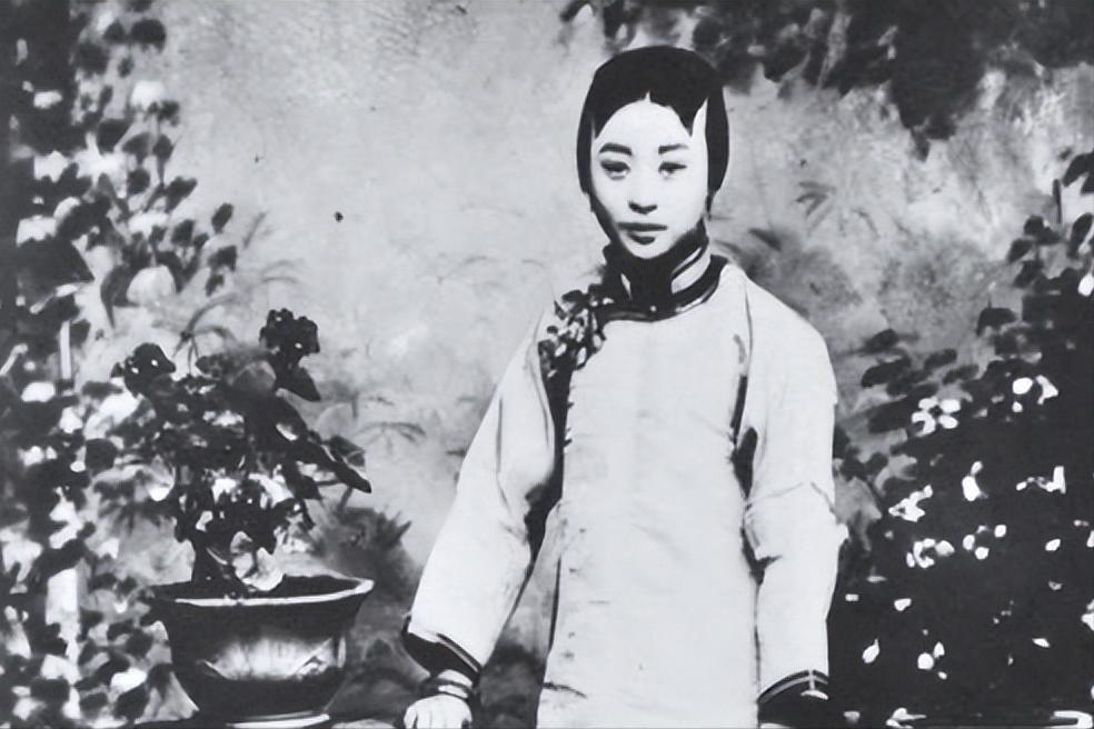 1949 年，50 岁的锅炉工李振海丧妻再娶，领回家的女人让四个孩子瞪大了眼睛。