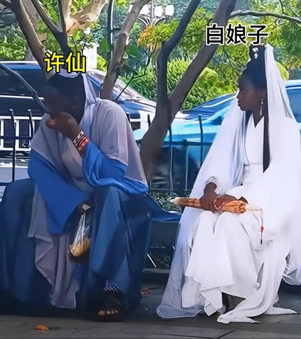 黑白娘子传奇。这许仙是猪托生的吧，就知道吃，太不讲究了，黑白娘子拿他也没法子。
