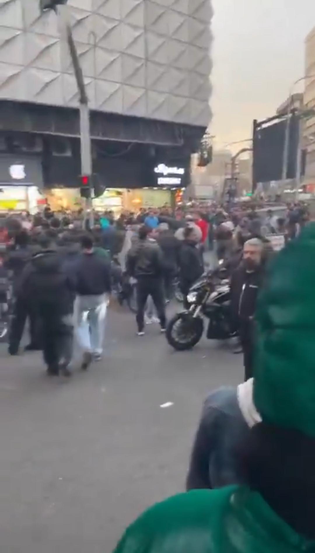 因长期受到制裁，伊朗货币里亚尔跌至历史新低。

伊朗首都德黑兰的老百姓走上街头，