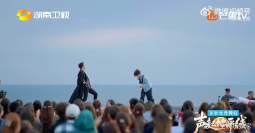 弟弟的台风和哥哥有点像，但更带点少年的清爽感。合唱部分的和声绝了，不愧是亲兄弟！