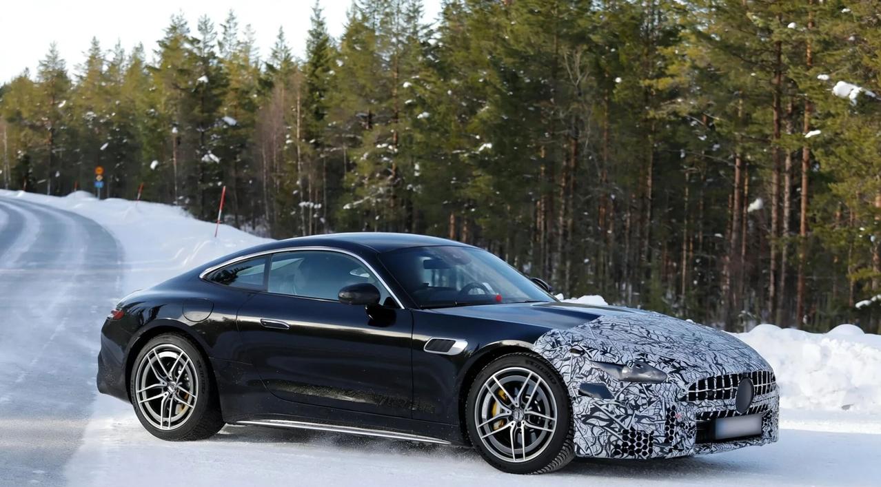 新款AMG GT双门轿跑谍照曝光  预计星辉大灯  碳纤维套件外观，前脸进气格栅