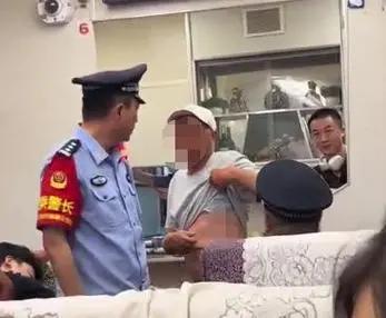 “太过分了！”孩子刚做完手术不能久坐，就买了三个硬座想让孩子可以躺着休息，结果一