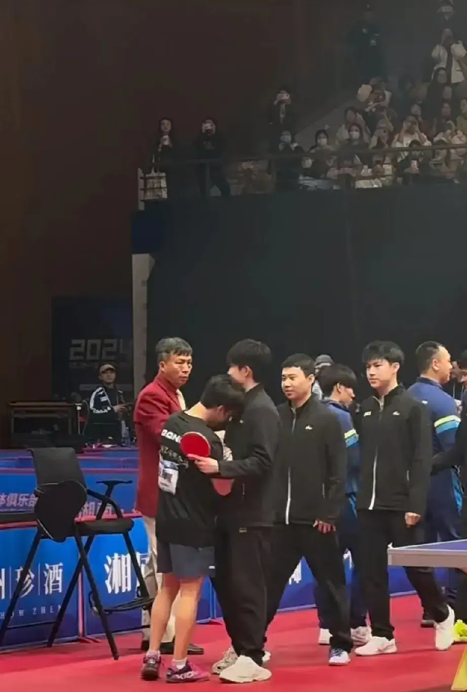 安宰贤在头哥怀里撒娇[捂脸]比赛结束两队互相握手，安宰贤的动作太可爱，握手的同时
