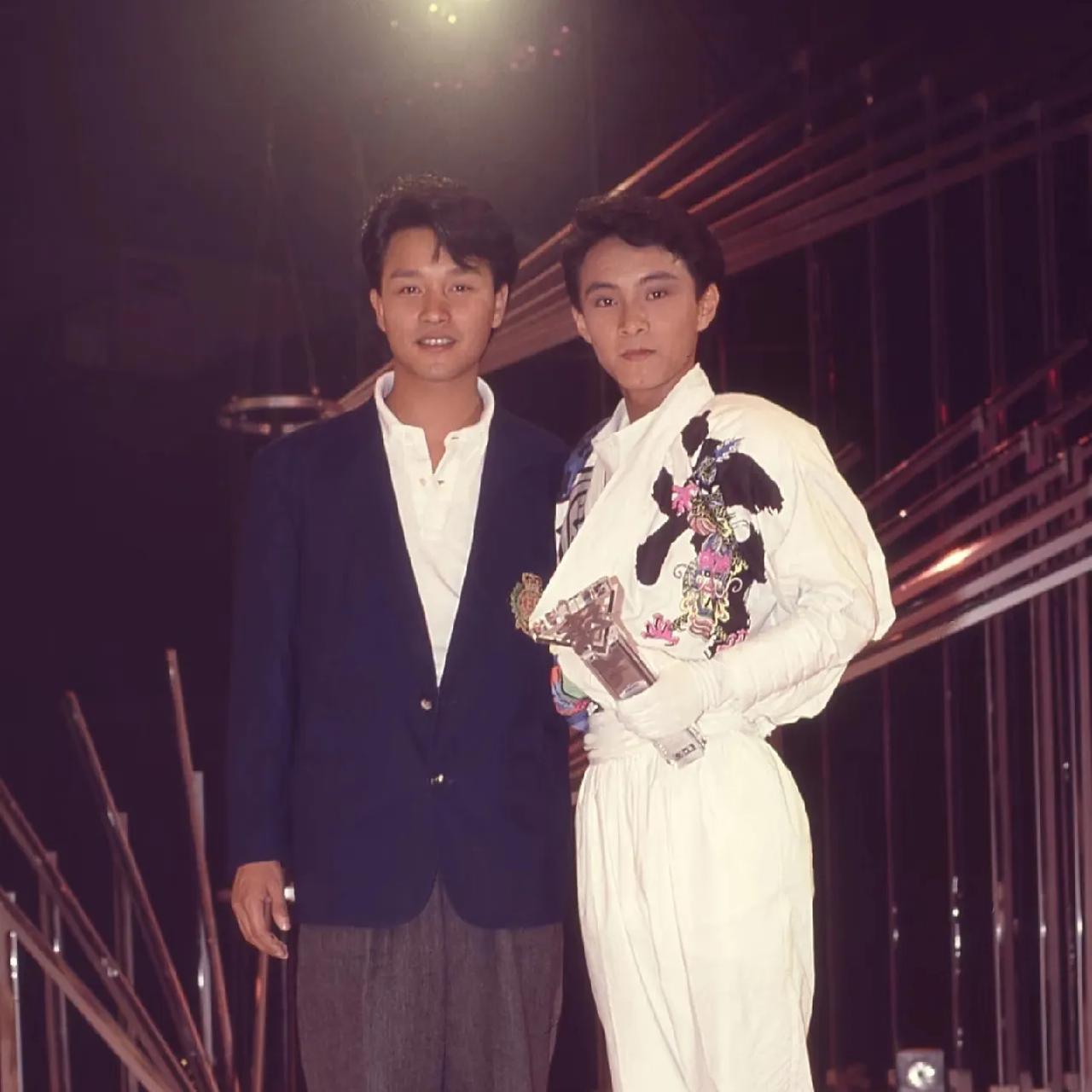 1984年，张卫健参加新秀歌唱大赛，张国荣亲身到现场祝贺，一张罕见的合影，张国荣