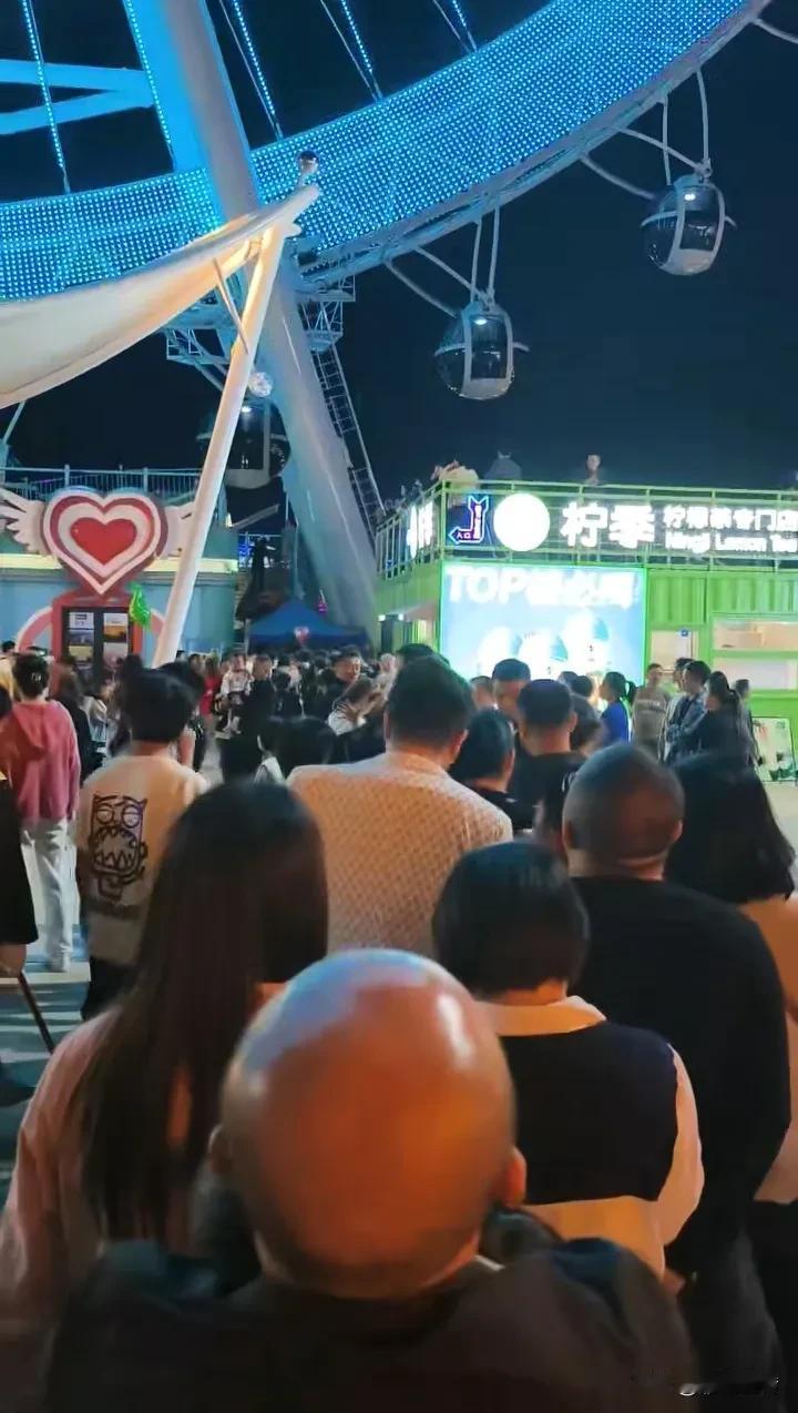  衡阳摩天轮好多人排队啊！之前有人说衡阳摩天轮太贵了没人做什么的，看来是低估衡阳