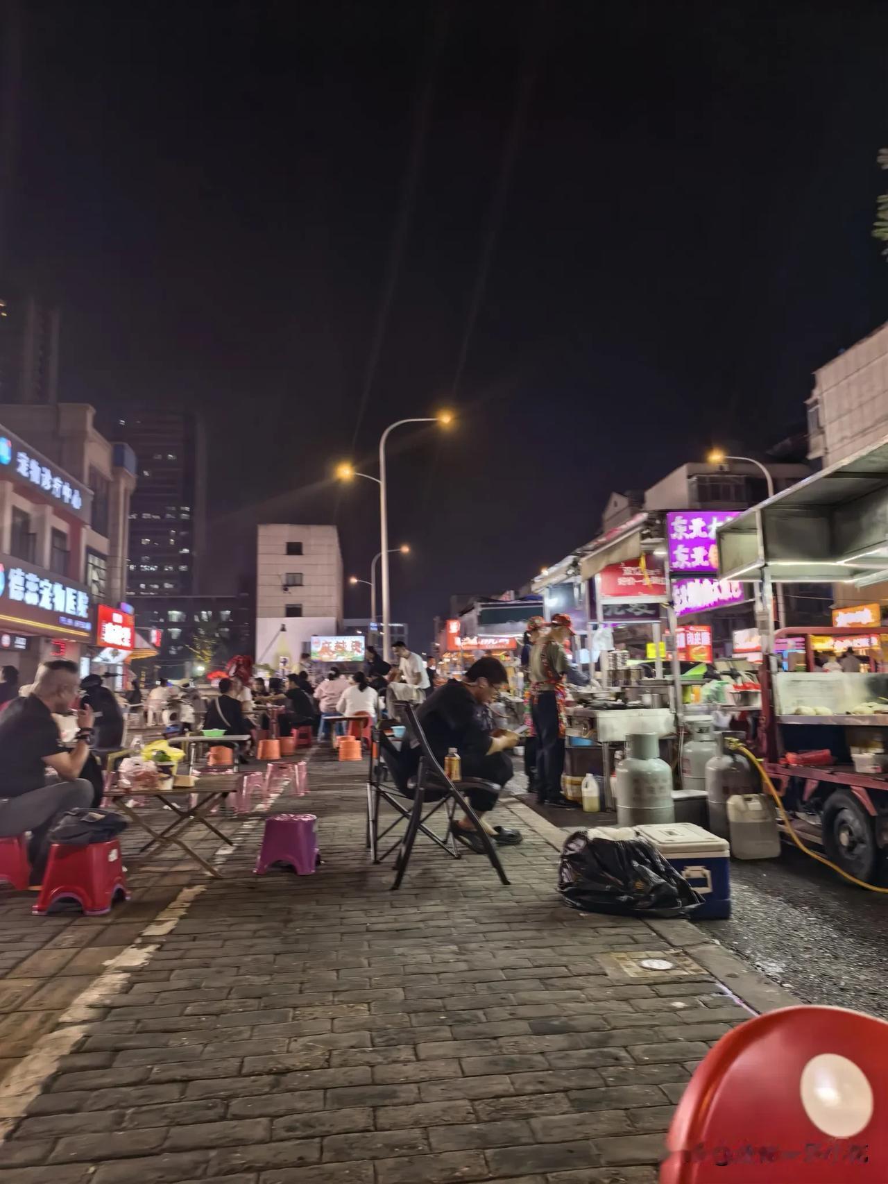 第一次在风华路夜市消费，随便找了个摊位，点了个花甲粉丝，16块钱，花甲还挺大，就