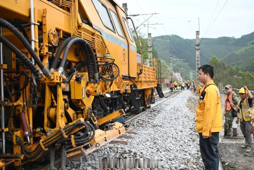 中国铁路百科【铁路为啥“集中xiu（修）”？】“集中修”就是给铁路线路做一次全面
