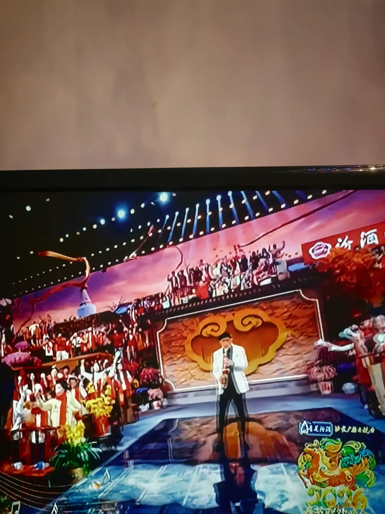 2026北京台春晚太好看了，有强烈的互动感，舞台设计高级又质朴，有一种邻里大联欢