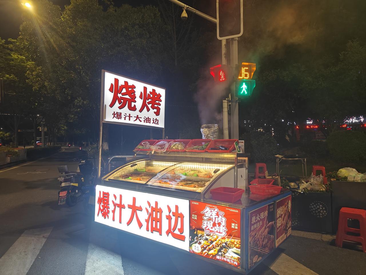在苏州这个时间点，肚子饿了，想要找个夜宵，不是件容易的事情。

现在时间是晚上的