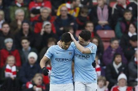 【英超-飞翼助攻阿圭罗进球 曼城1-1客平3连胜终结】北京时间12月8日，201