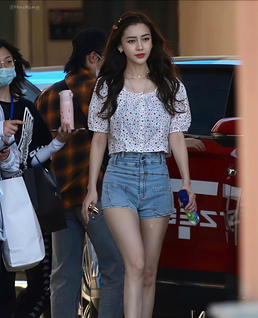 Angelababy当妈妈了还那么有少女感 太让人羡慕了 