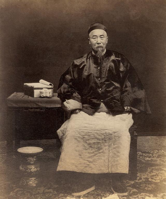 1892年，李鸿章的宠妾冬梅的照片，在拍照前，为了留住自己最美的样子，她经过了精