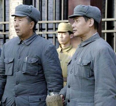 1947年1月，整编 51 师覆灭后，被俘的师长周毓英向解放军索要两大箱钞票，说