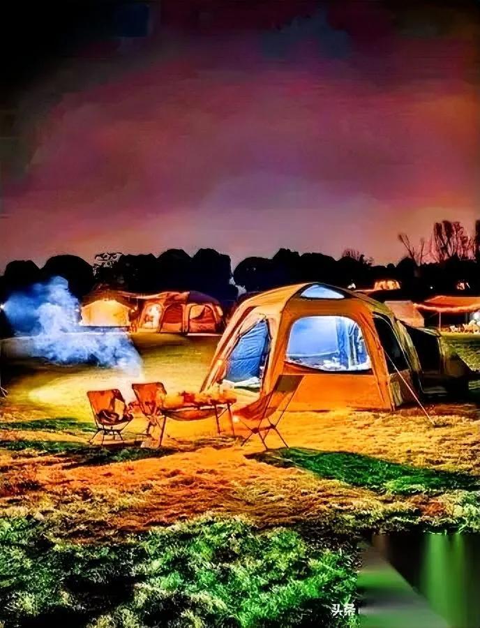 民宿老板慌了！咋回事？

游客拖家带口住帐篷去了！

我舅在云南开民宿，本想国庆