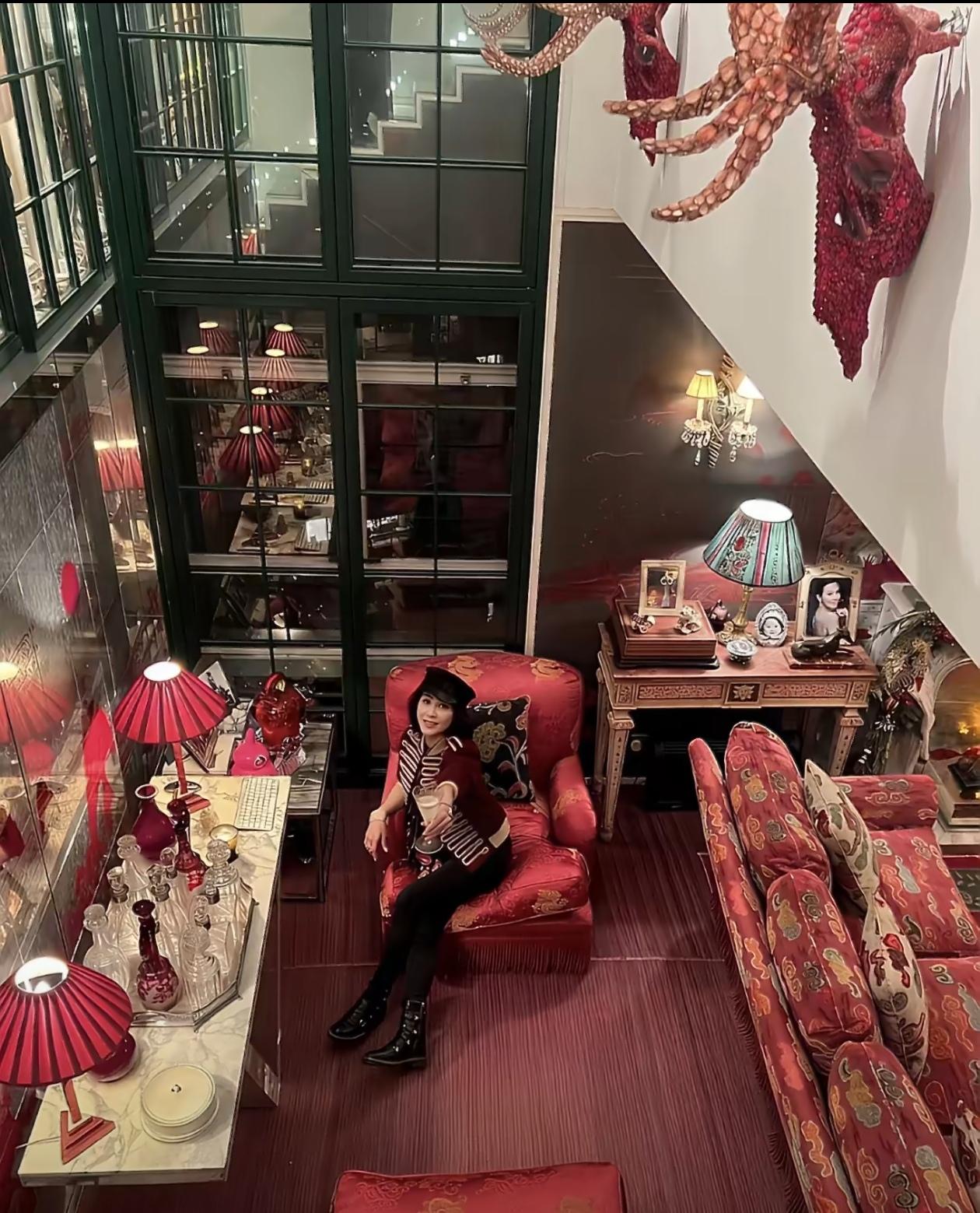 刘嘉玲的梅苑豪宅因章泽天播客引关注。这栋位于香港中半山的70年代复式公寓，18层