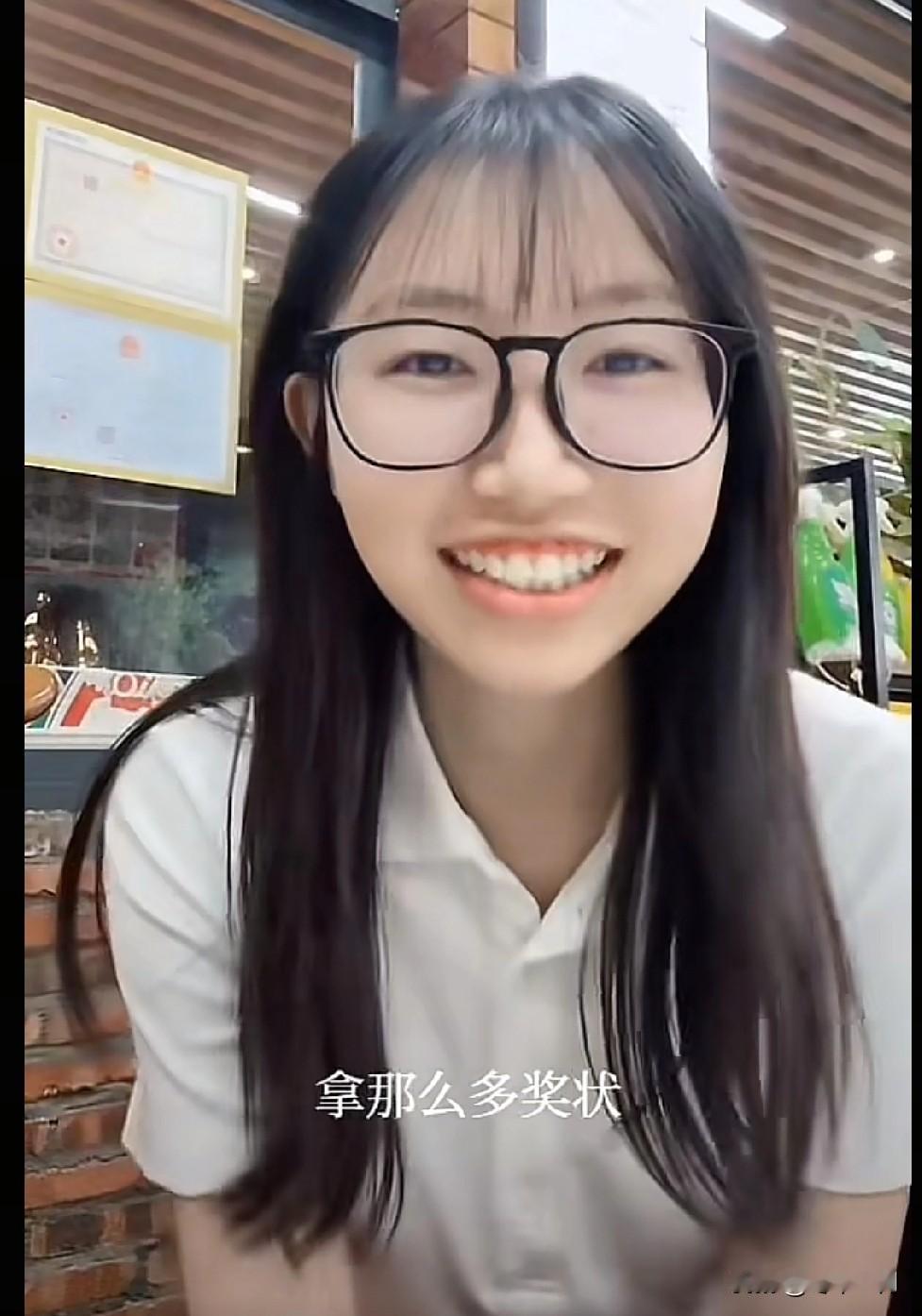 大嗽叭东姐对自己的大女儿叶梓晴不吝夸奖，说她从小就是个搂钱的耙子。

叶梓晴从小