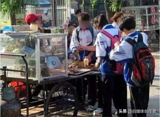 校门口的“小火龙”竟是剧毒物！西安小学生接触后呕吐中毒，家长必看
 
几块钱的校