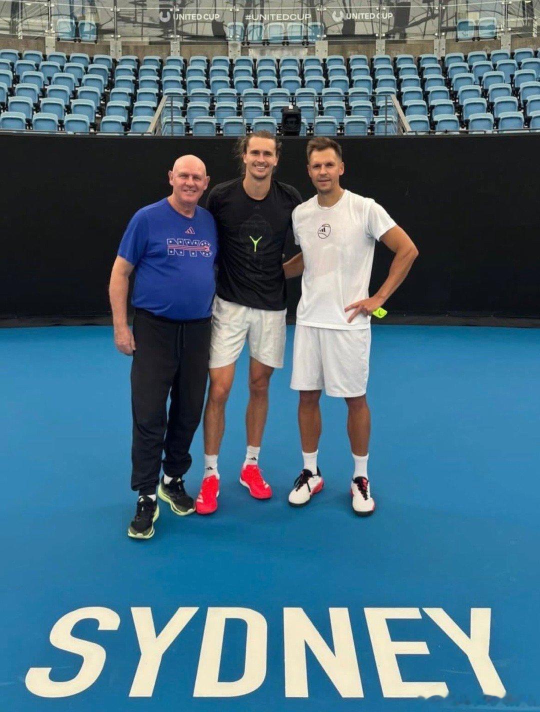 ATP世界第三兹韦列夫抵达悉尼，备战新赛季联合杯。网球talking大会体育大赏