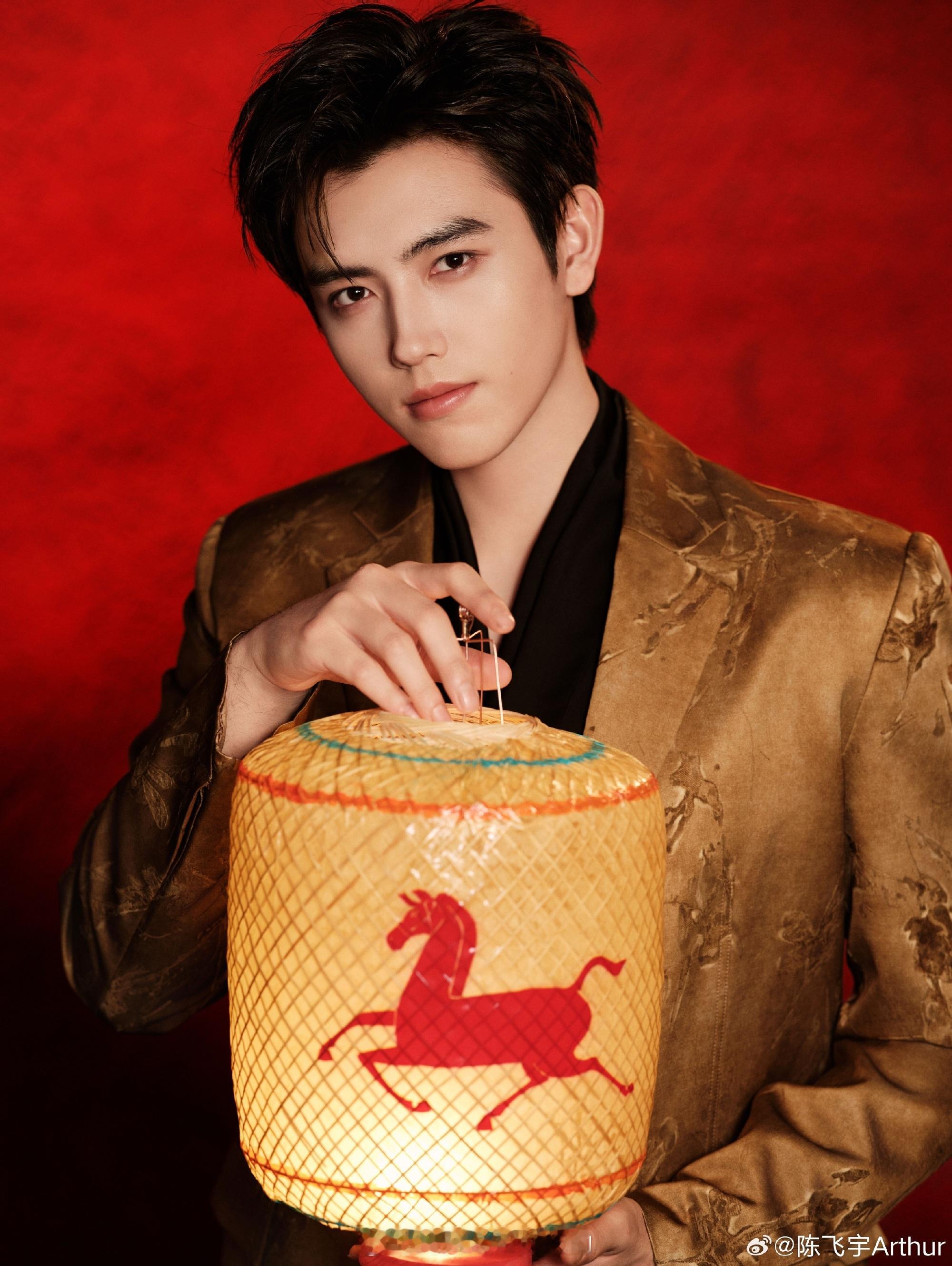 陈飞宇《纯真年代的爱情》 方穆扬新春物料来了，年画娃娃既视感，喜庆可爱。2月21