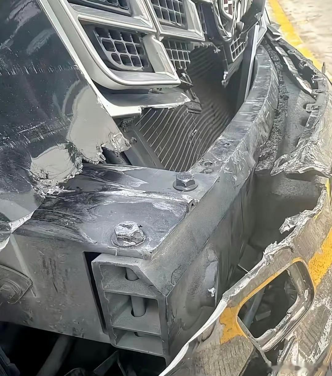 凯迪拉克 网上经常能刷到美系车结实抗撞的说法大家就会拿出车辆的防撞钢梁，确实，某