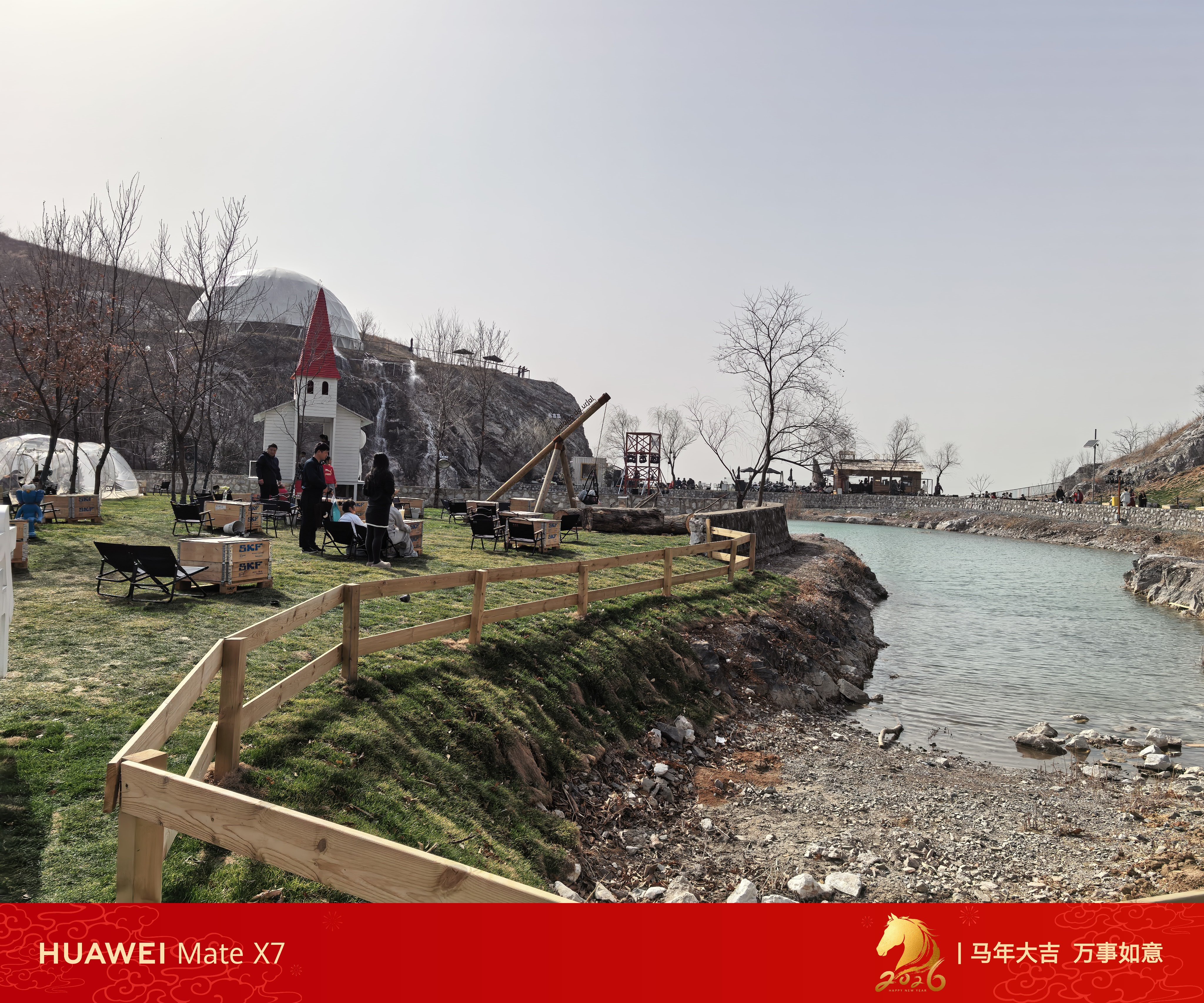 荒郊野岭的我竟然花了70块钱买张门票看土坑喝咖啡？？？现在赚钱也太简单了吧。。。