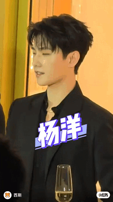 杨洋宝格丽品牌活动，一身黑矜贵得很、、我不行了什么时候演西装精英男[鲜花][鲜花