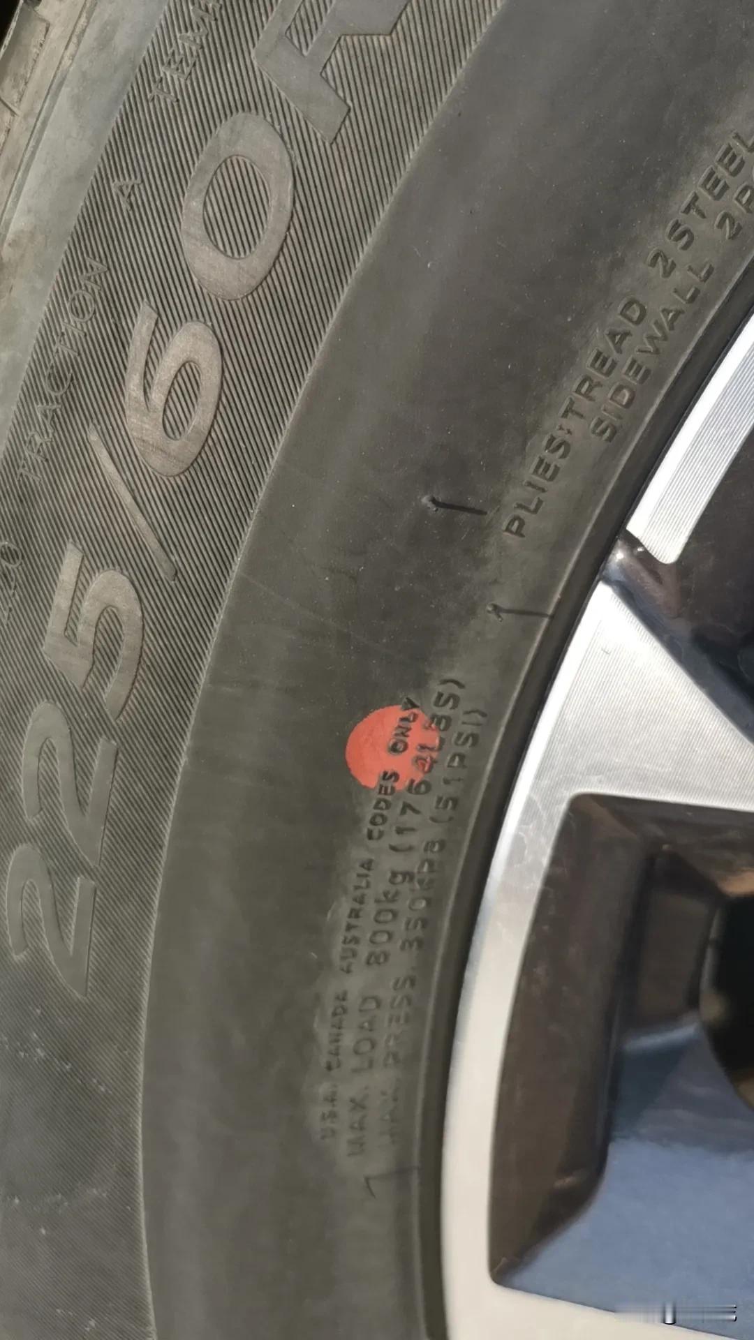 有些纳闷。
今天偶然看见车轮胎上标注：最大胎压为2.5KPa。主驾驶车门右手边上