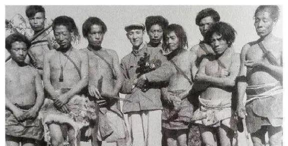 1956年，解放军在哀牢山密林中，发现了一群几乎全裸的男男女女！调查后才知道，他
