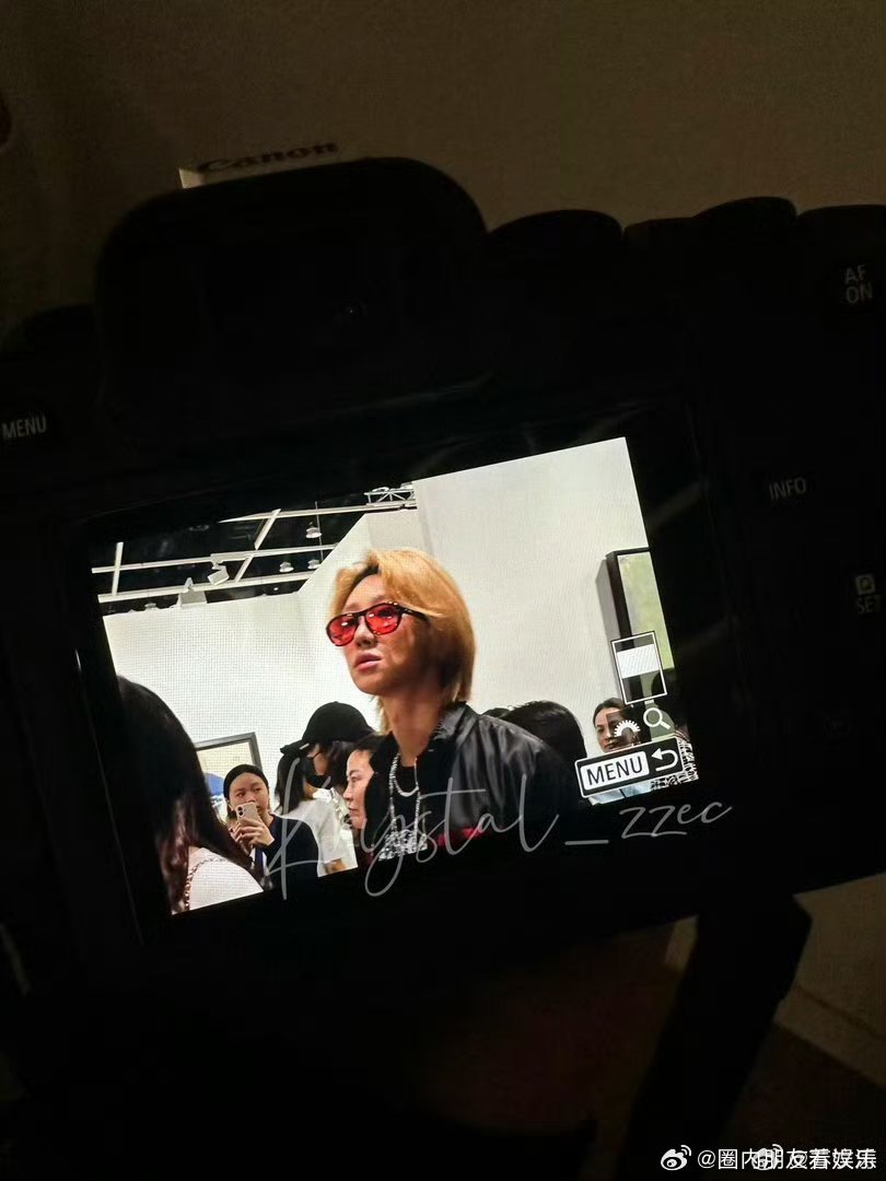 徐明浩巴塞尔艺术展香港巴塞尔艺术展偶遇徐明浩徐明浩现身香港巴塞尔艺术展，金发造型