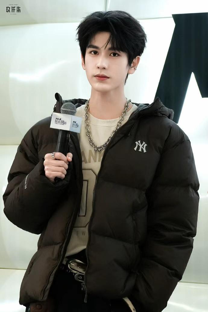 张凌赫热力开场，共叙冬日的生动与张力，谁懂今天穿着羽绒服满分清爽男大感的凌赫的魅